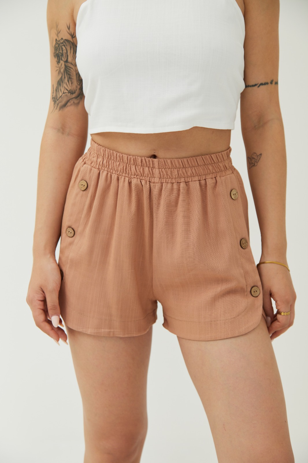 Short de lino con botones laterales